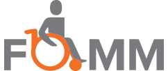 Logotipo de la Fundación Obdulia Montes de Molina el logo consiste en la iniciales FOMM en gris claro con la O representada como una silla de ruedas naranja y una persona sobre la silla